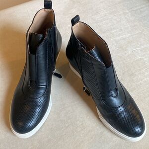 NWOT L. Paolo Black Zip Bootie with added height in the heel.